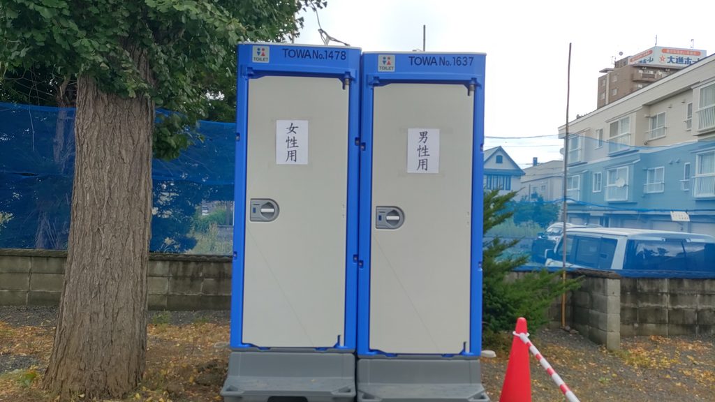 苗穂神社境内に設置された女性用と男性用の仮設トイレ