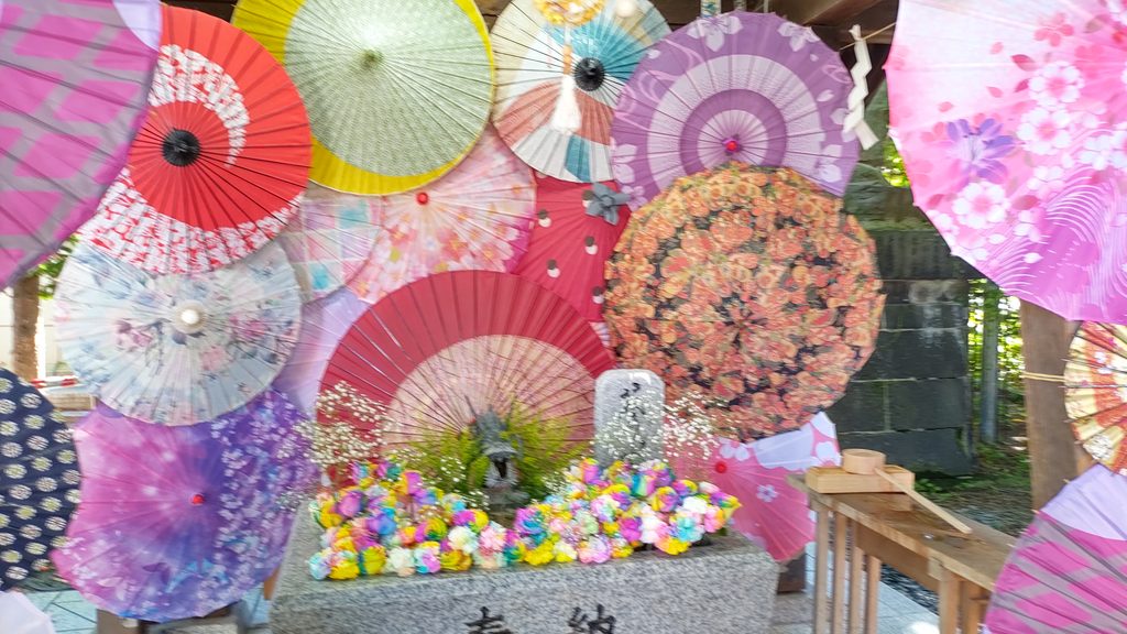 和傘に囲まれた札幌諏訪神社例大祭の花手水