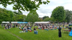 苗穂グリーン公園の夏祭り会場中央に並ぶ簡易席と多くの来場者