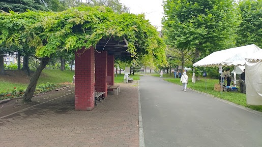 苗穂グリーン公園の屋根付きベンチと人通りの少ない園路
