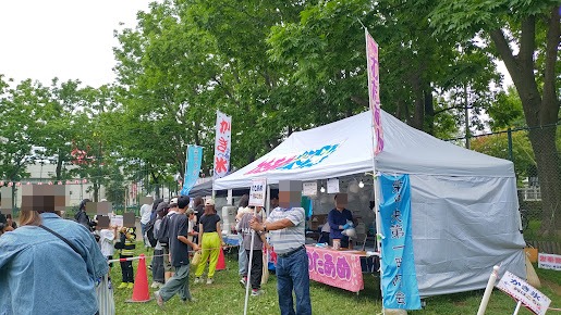 かき氷や綿あめを販売するテントの前に並ぶ来場者