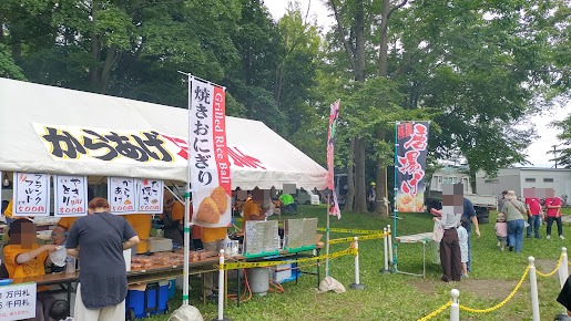 たこ焼きやフランクフルト、焼きおにぎりなどを販売する飲食テント