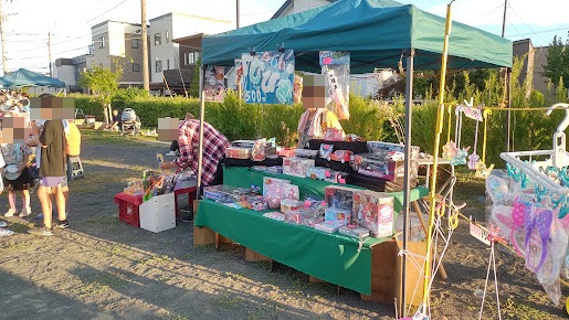 子ども向けのおもちゃが並ぶくじびきの露店もありました。