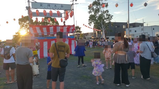 北22条雪ん子公園でやぐらを囲んで盆踊りを楽しむ人たち