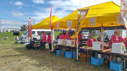 黄色いテントの露店でビールなどを販売している様子