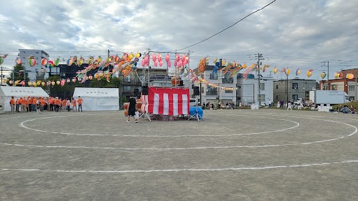 鹿の原盆踊り会場中央に設置された櫓と周囲に飾られた提灯