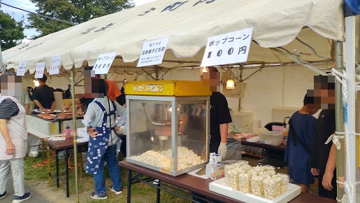 ポップコーン100円の表示がある鹿の原盆踊りの露店