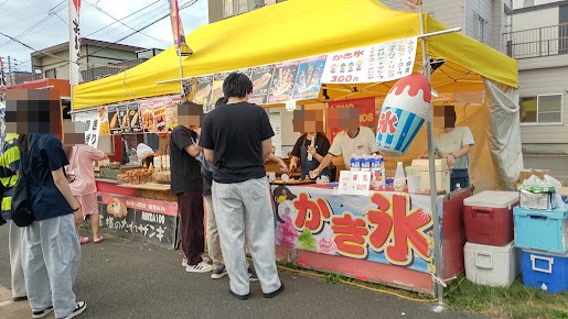 かき氷、チュロス、肉巻きおにぎり、焼き団子などを販売する露店
