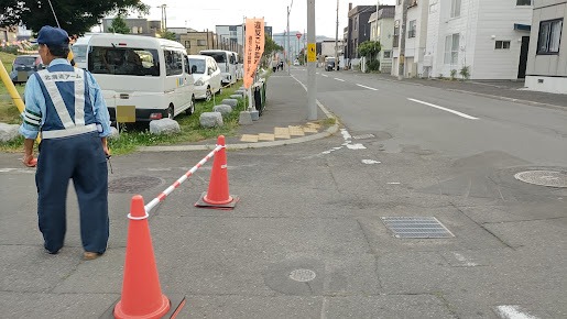 鹿の原公園周辺でカラーコーンとバーを使って通行を制限している道路