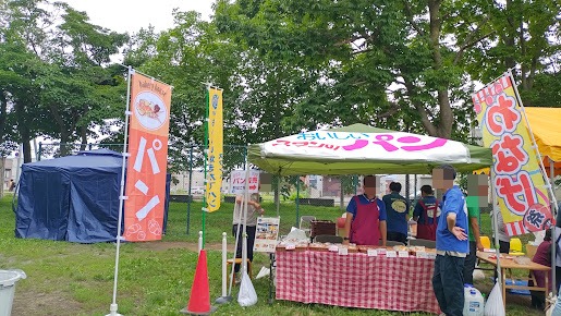ひのまる公園盆踊りに出店したスワンベーカリーのテントと、店頭に並ぶパン