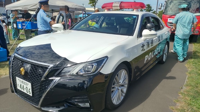 パトカーの展示ブース。実際に運転席に乗れる体験もあった。