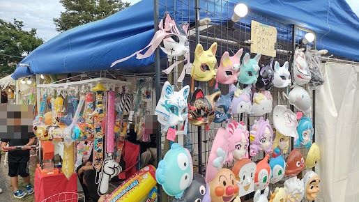 鹿の原盆踊り会場に並ぶ、おめんやくじ引きの商品を扱う露店