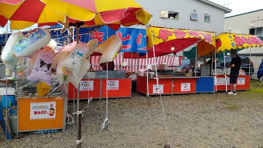 鹿の原公園に隣接する駐車場側に並ぶ、わたあめや焼き鳥などの露店