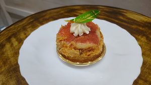 菓子工房マリアンナのいちじくのタルト。いちじくとクリームがのった丸いタルト