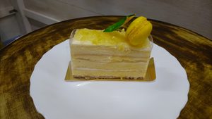 菓子工房マリアンナのレモンのバタークリーム。黄色い飾りがのった長方形のケーキ