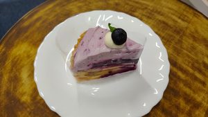 菓子工房マリアンナのブルーベリータルト。紫色のムースと濃い紫色の層が見えるケーキ