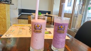 ぽろにわで注文した2種類のスムージー。左にピンク色のストロベリースムージー、右に紫色のブルーベリースムージーが並んでいる。