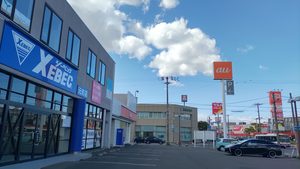 宮の森北24条通沿いのジーベック元町店と隣接するauショップ、周辺の店舗